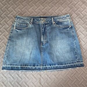 ⭐️ Banana Republic women’s denim jean skirt size 14